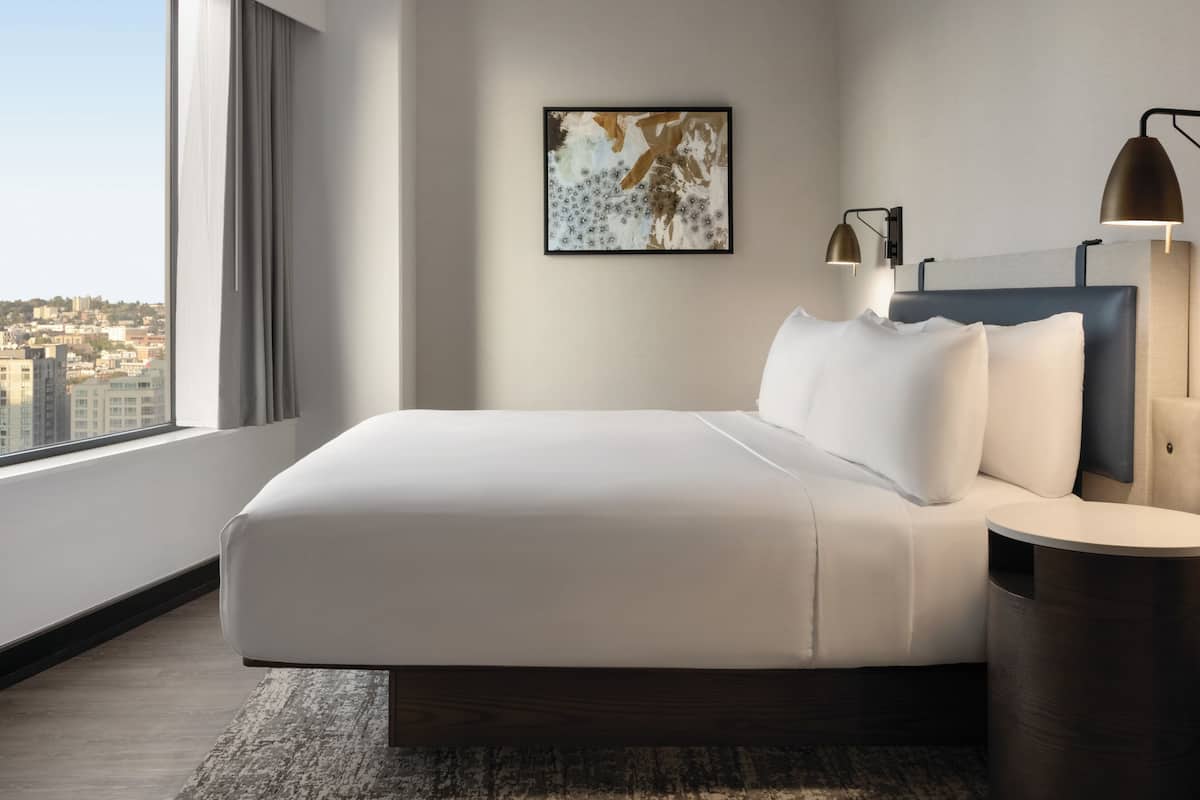 Ropa de cama hipoalergénica, caja fuerte, escritorio