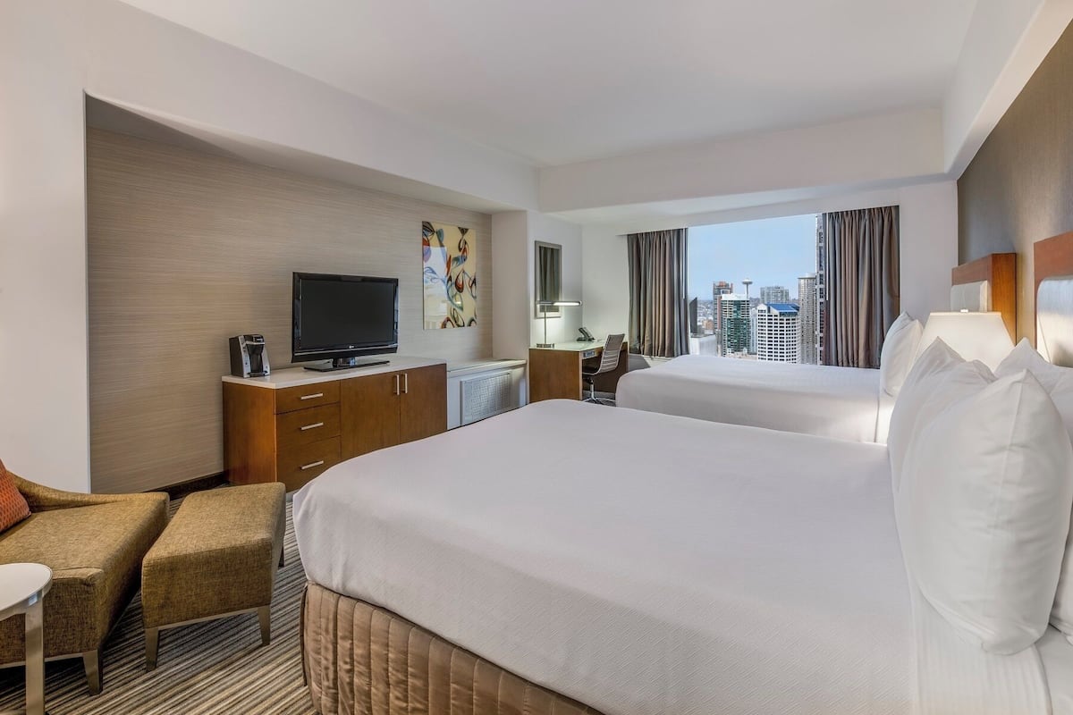 Hypo-allergenic bedding, in-room safe, desk, laptop workspace