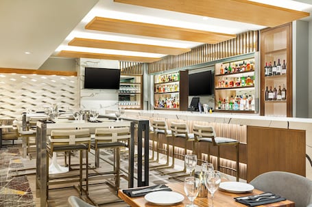 Bar (en la propiedad). Crowne Plaza Seattle - Downtown by IHG