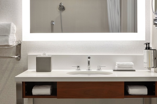 Combined shower/tub, hair dryer, towels