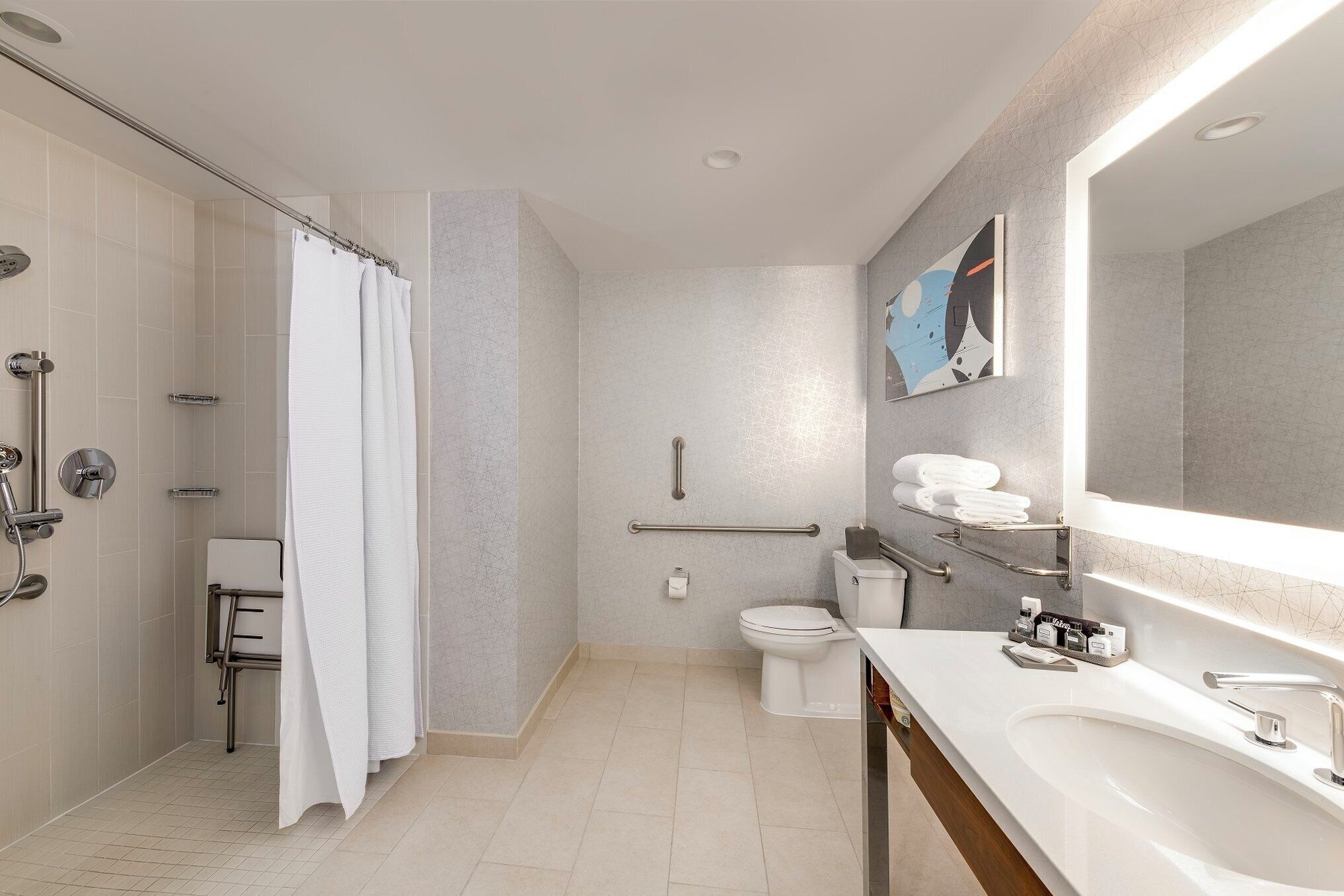 combined shower/bathtub, hair dryer, towels