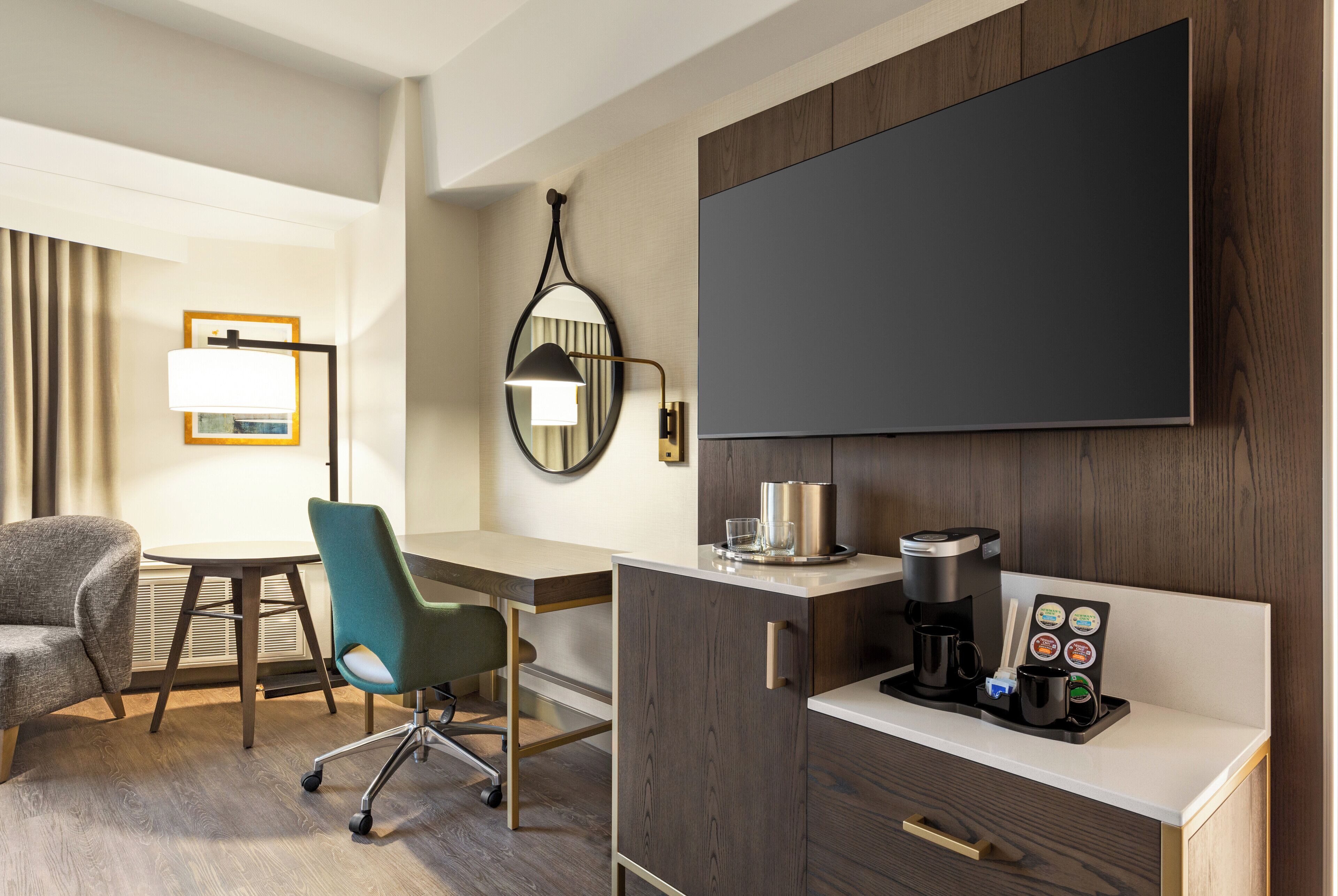 standard room, 1 king bed | 1 bedroom, hypo-allergenic bedding, in-room safe, desk