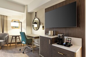 スタンダード ルーム キングベッド 1 台 | 低刺激性寝具、セーフティボックス (室内)、デスク、ノートパソコン用作業スペース