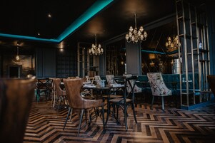 供应早餐、午餐和晚餐