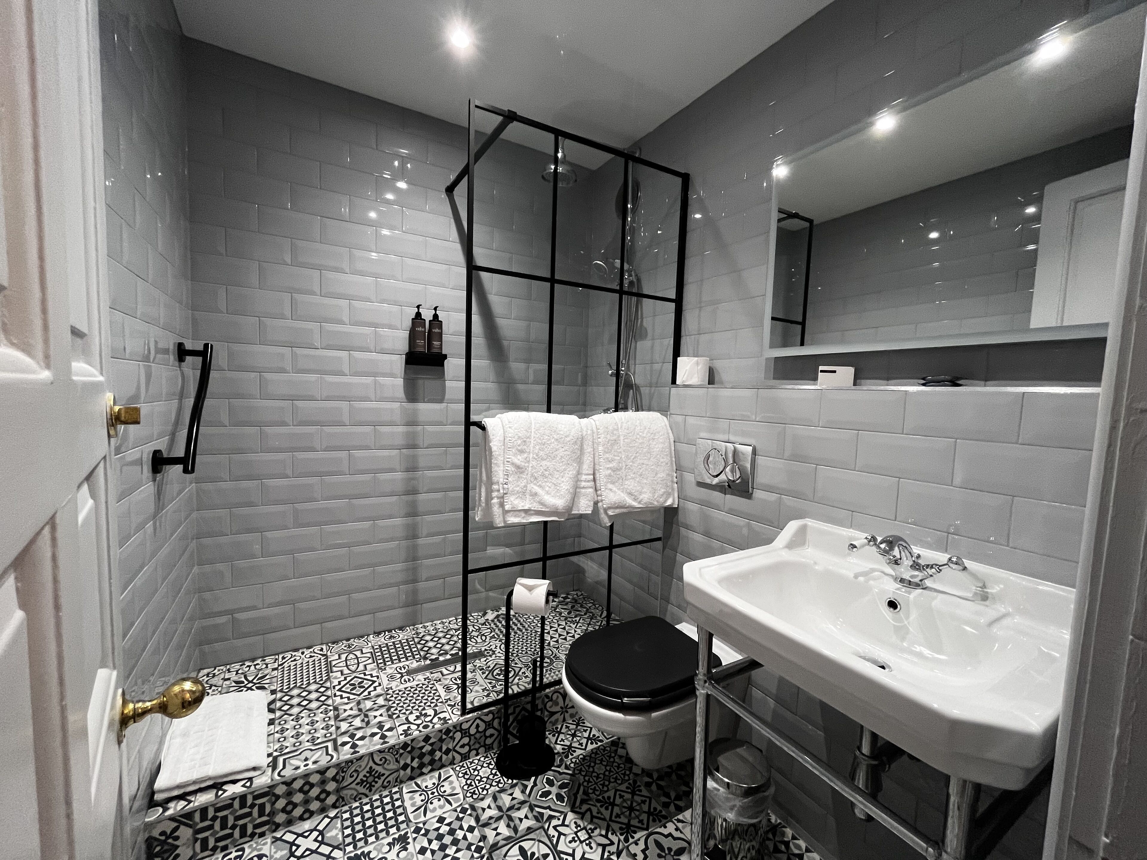 Une salle de bain moderne équipée d’une douche, de toilettes et d’un lavabo.