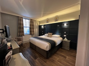 Premium Double Or Twin | Individuell dekoriert, Schreibtisch, Bügeleisen/Bügelbrett