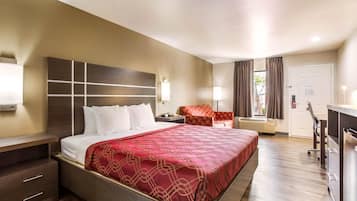 Kamer, niet-roken (1 King bed with 1 Pull out couch) | Een bureau, geluiddichte muren, een strijkplank/strijkijzer