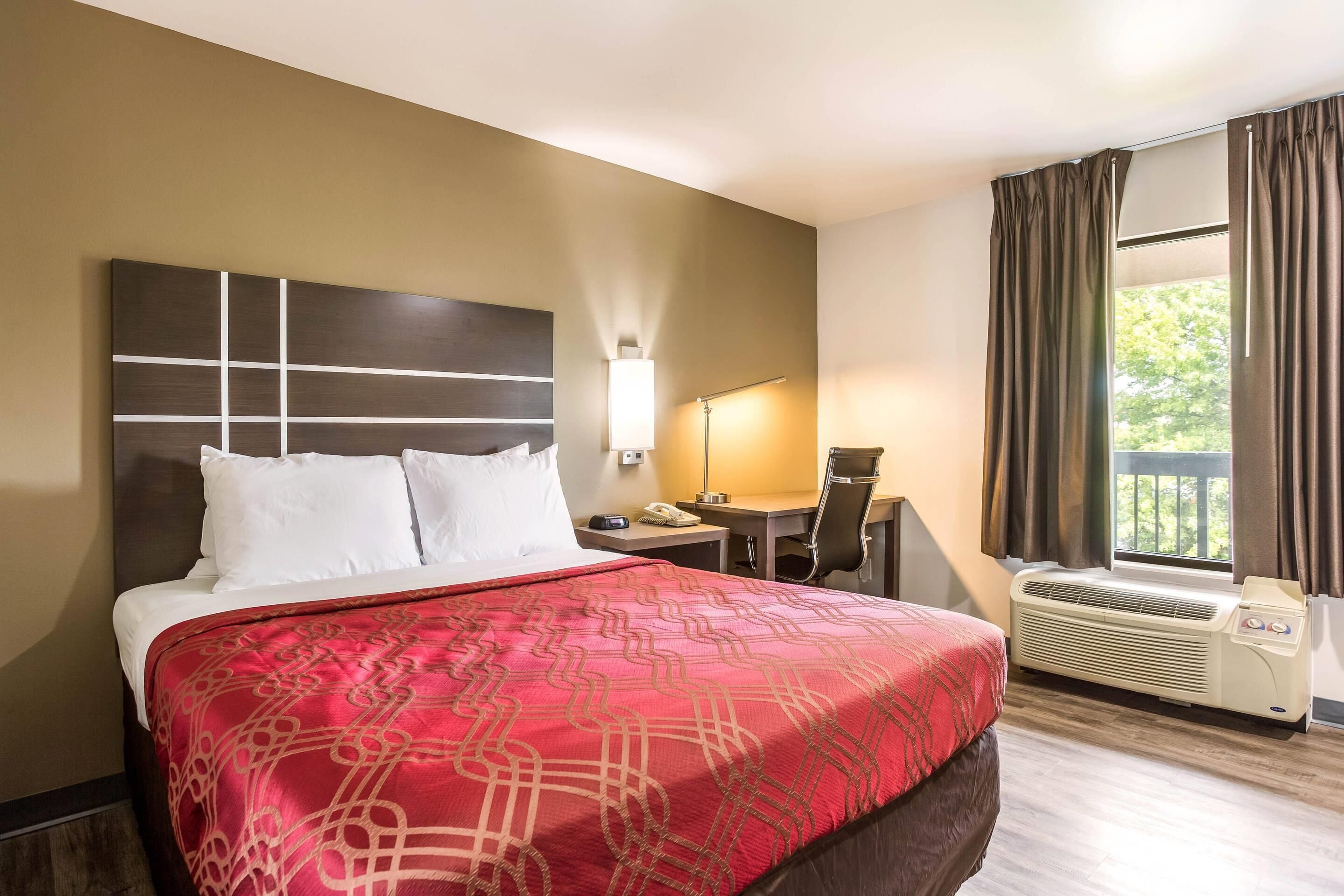 Room, 1 Queen Bed, Non Smoking | Desk, soundproofing, iron/ironing board, rollaway beds