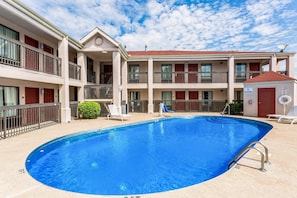 Seasonal outdoor pool, open 10:30 AM to 10:30 PM, free pool cabanas - Econo Lodge Inn & Suites Murfreesboro Shopping District (Murfreesboro)