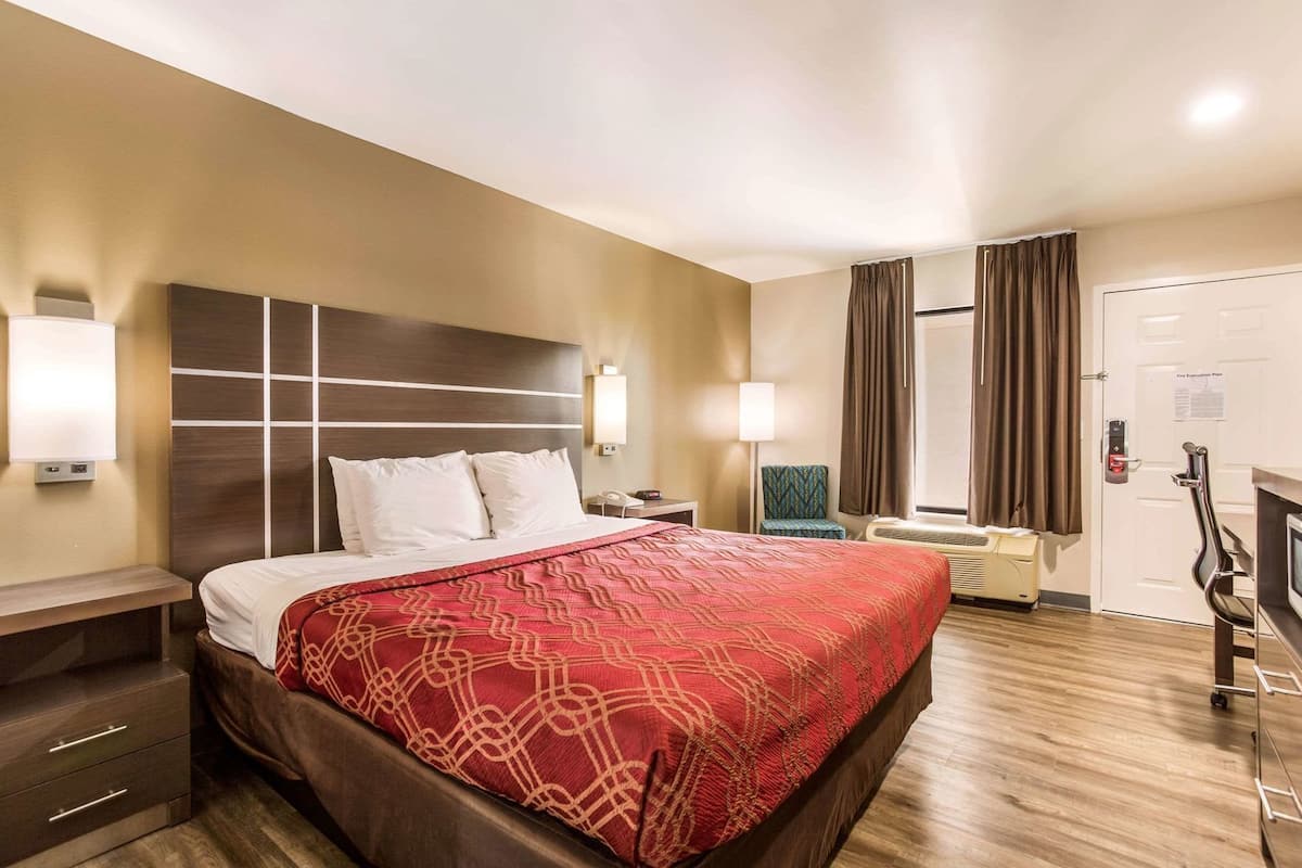 Escritorio, insonorización, tabla de planchar con plancha y camas extra