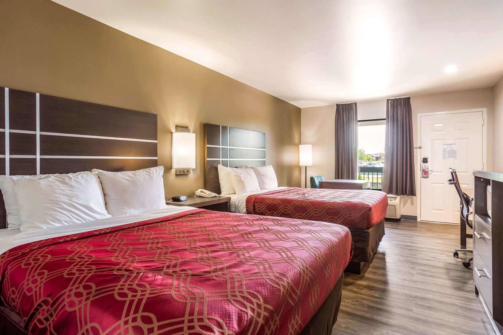 Escritorio, insonorización, tabla de planchar con plancha y camas extra 