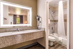 Desk, soundproofing, iron/ironing board, rollaway beds - Econo Lodge Inn & Suites Murfreesboro Shopping District (Murfreesboro)