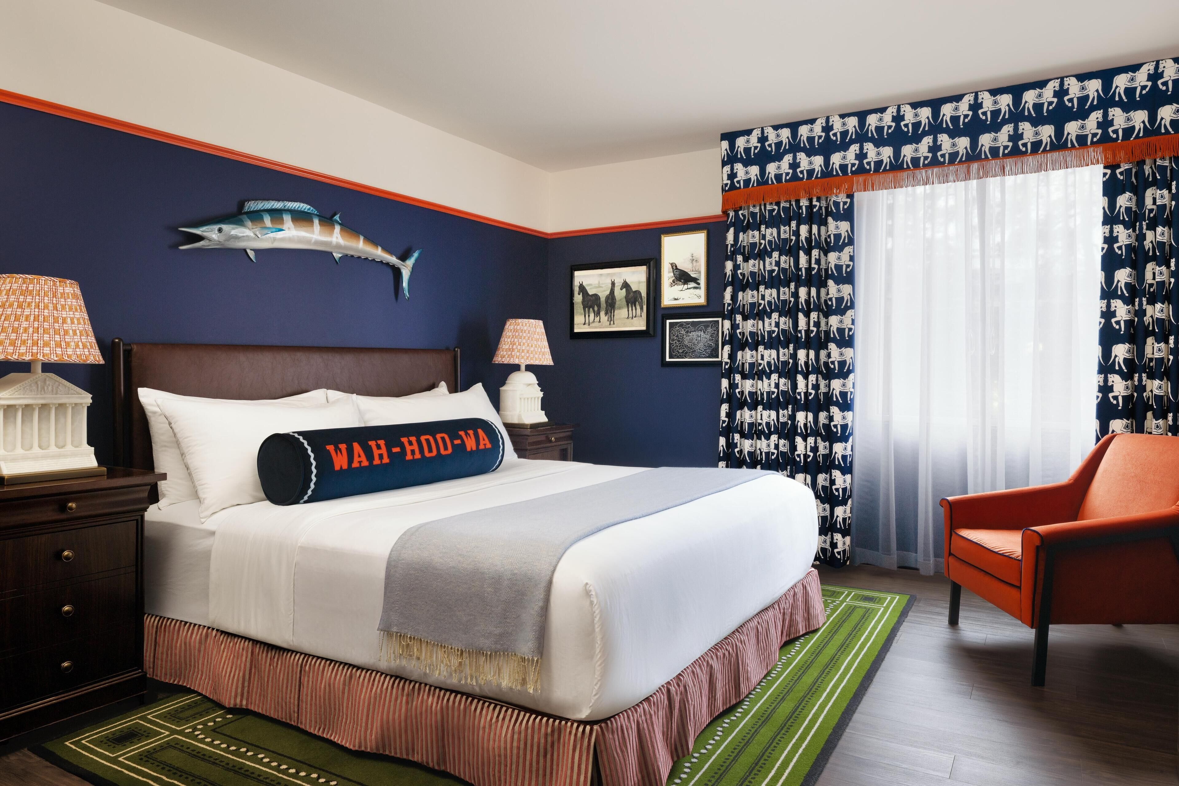 房內夾萬、書桌、手提電腦工作空間、遮光窗簾/窗簾