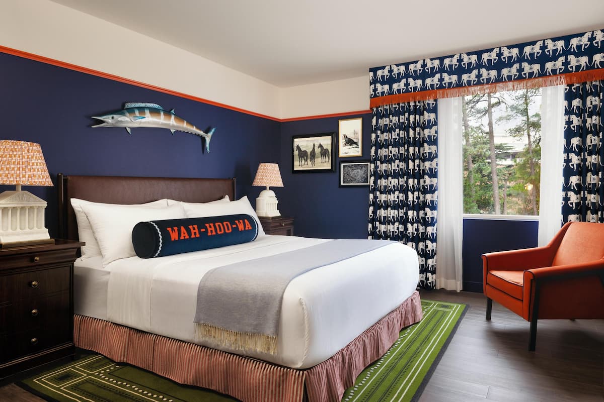 Värdeförvaringsskåp på rummet, skrivbord och arbetsyta för laptop