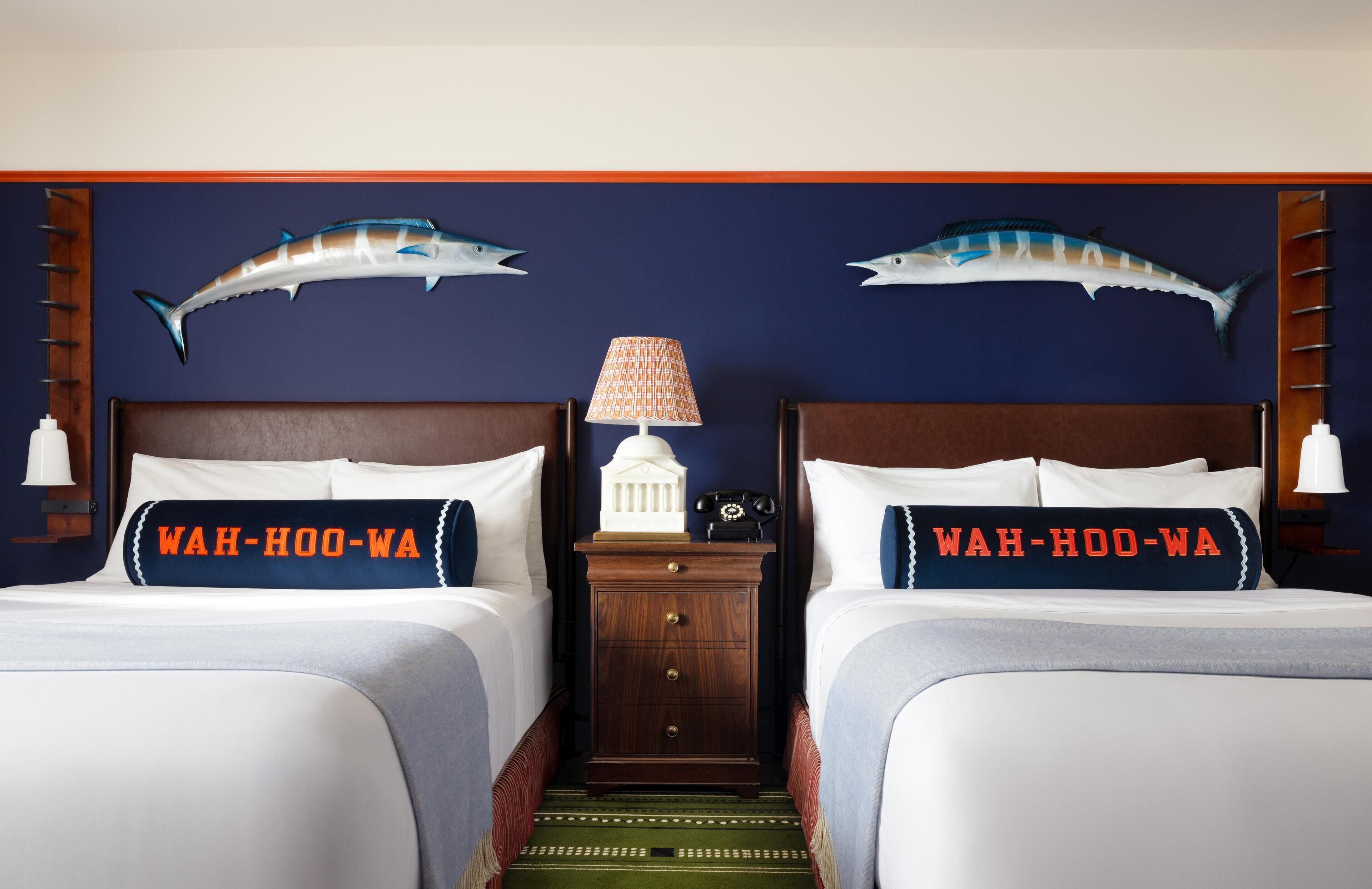 Rum - 2 queensize-sängar - tillgänglighetsanpassat - badkar | Värdeförvaringsskåp på rummet, skrivbord och arbetsyta för laptop