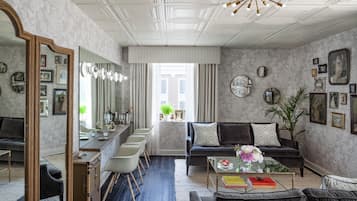 Televisi 25-inci dengan saluran TV kabel dan film berbayar