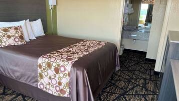 Habitación estándar, 1 cama Queen size | Escritorio, cortinas blackout y tabla de planchar con plancha