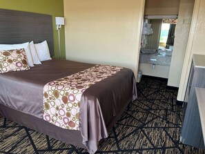 Habitación estándar, 1 cama Queen size | Escritorio, cortinas blackout y tabla de planchar con plancha