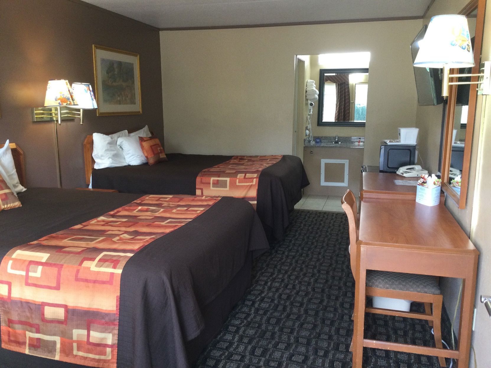 Schreibtisch, Verdunkelungsvorhänge, Bügeleisen/Bügelbrett