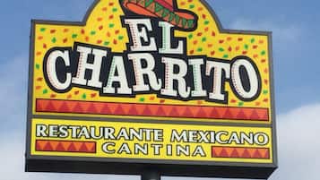 Schild für das Restaurant und die Cantina „El Charrito Mexicano“.