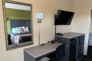 Escritorio, cortinas blackout y tabla de planchar con plancha