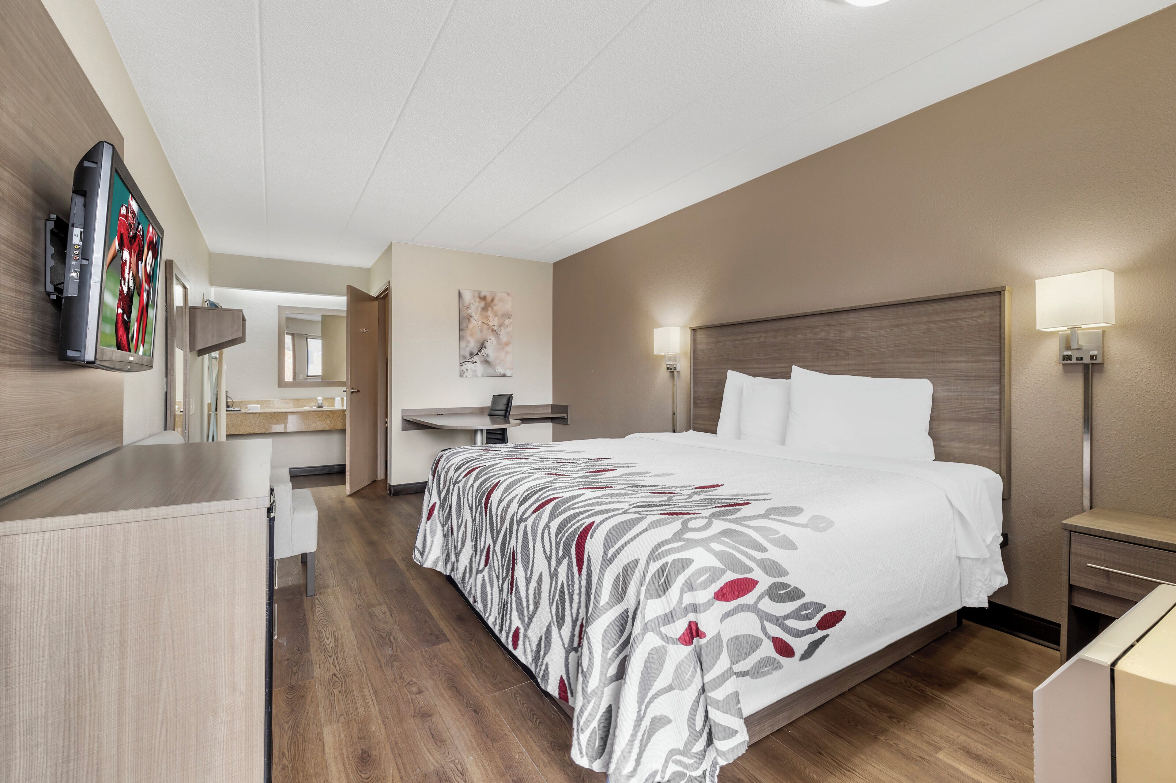 خزنة داخل الغرفة ومكتب وستائر تعتيم ومكواة/لوح كي