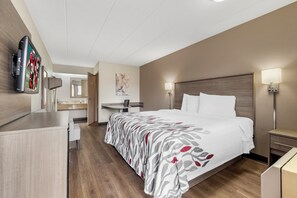 Safe på rommet, skrivebord, blendingsgardiner og strykejern/-brett