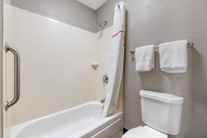 Combined shower/bathtub, free toiletries, hair dryer, towels