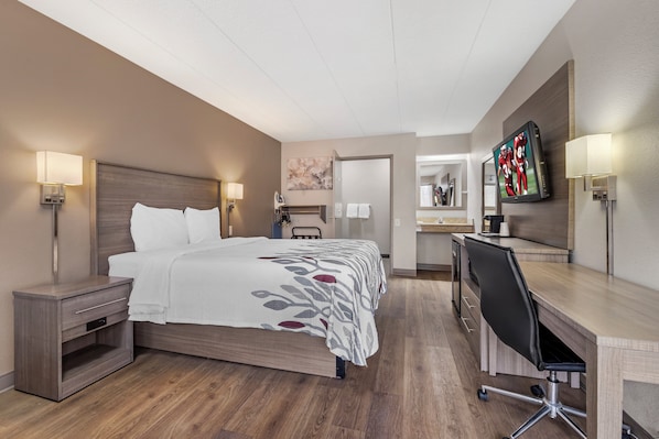 Safe på rommet, skrivebord, blendingsgardiner og strykejern/-brett