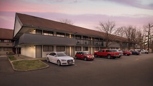 Un hôtel à plusieurs étages doté d’un parking.