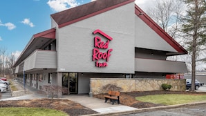 A building with a sign that reads 'Red Roof Inn.' - Red Roof Inn Parsippany (Parsippany)