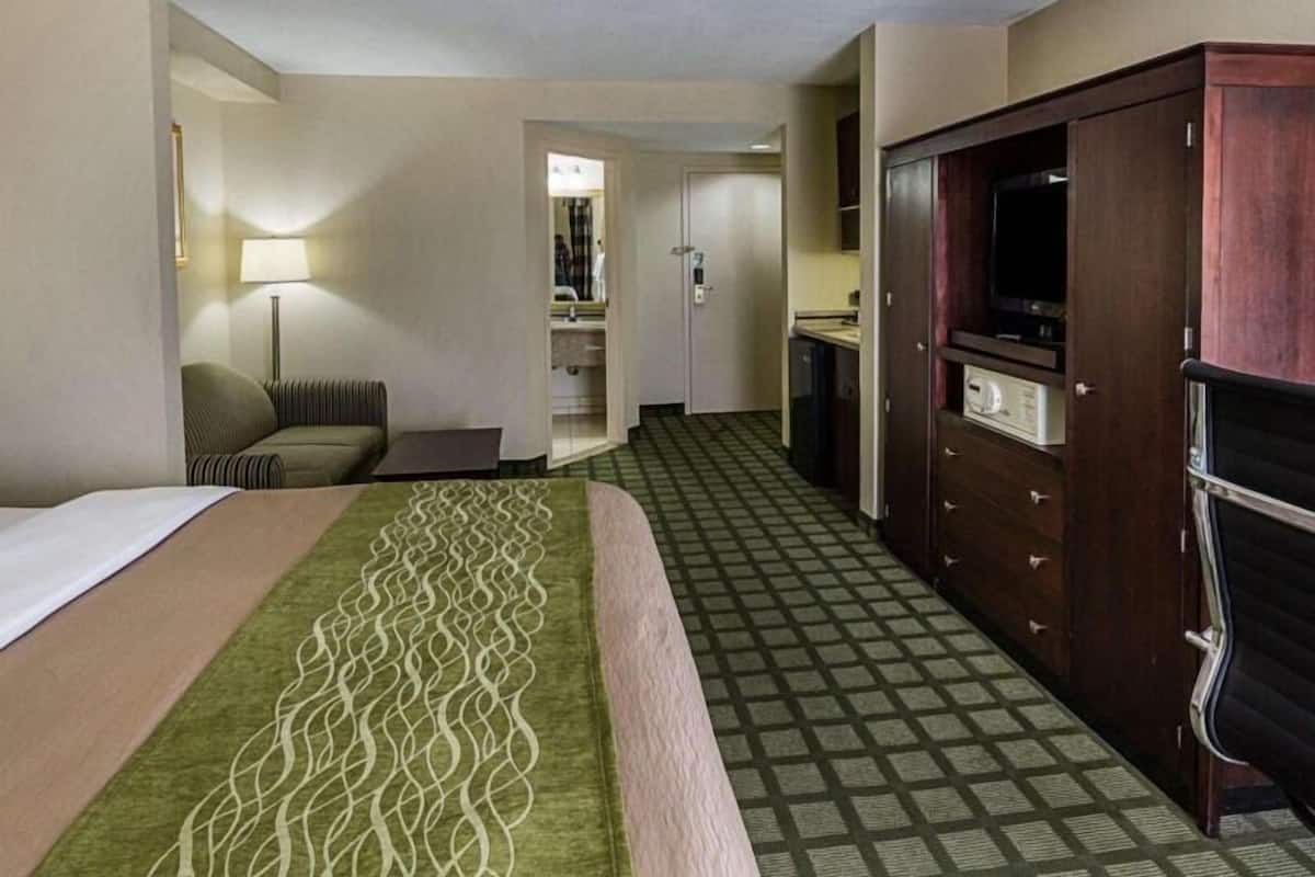 Desk, laptop workspace, iron/ironing board, free WiFi