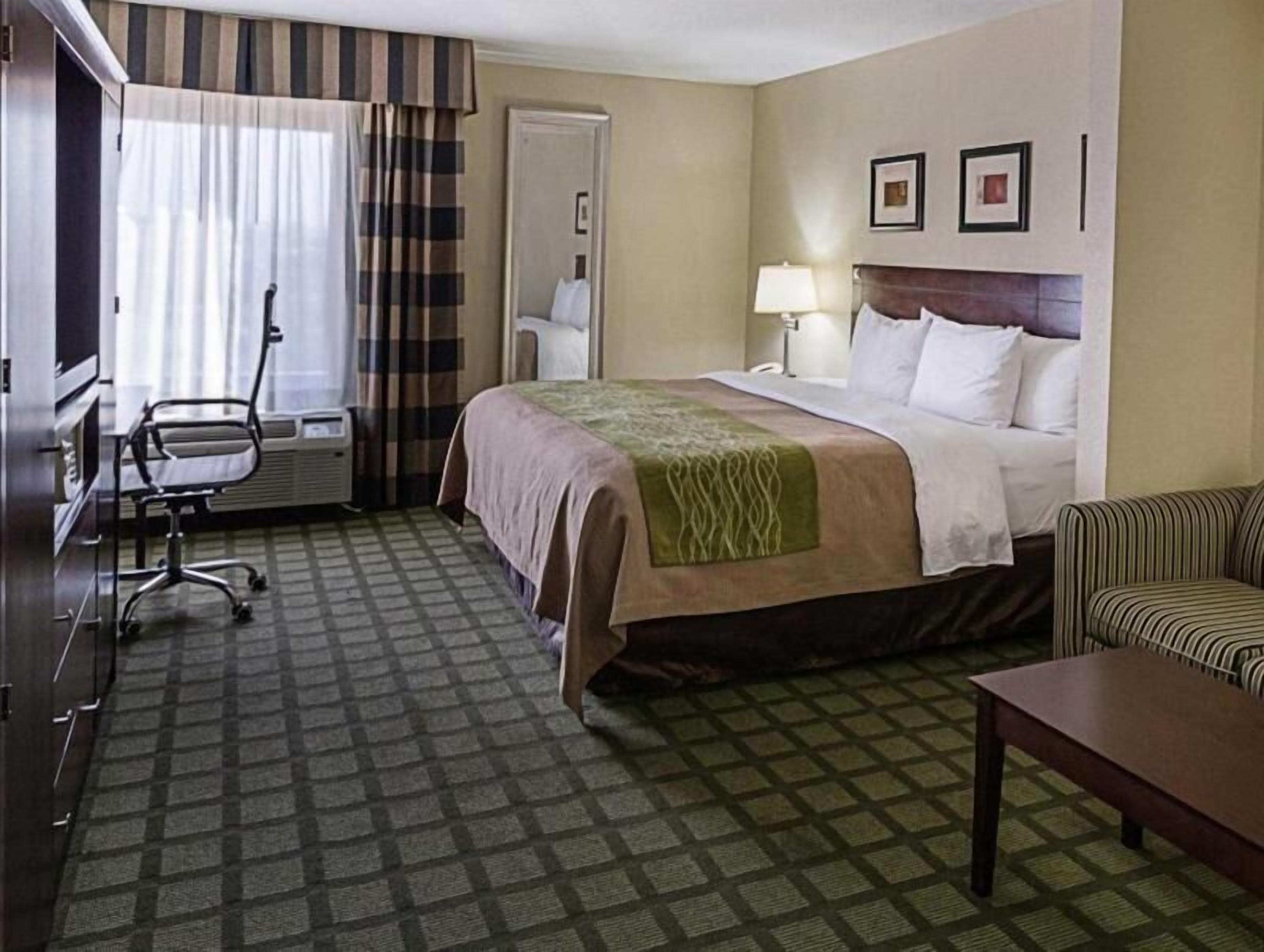 Een bureau, een laptopwerkplek, een strijkplank/strijkijzer, gratis wifi