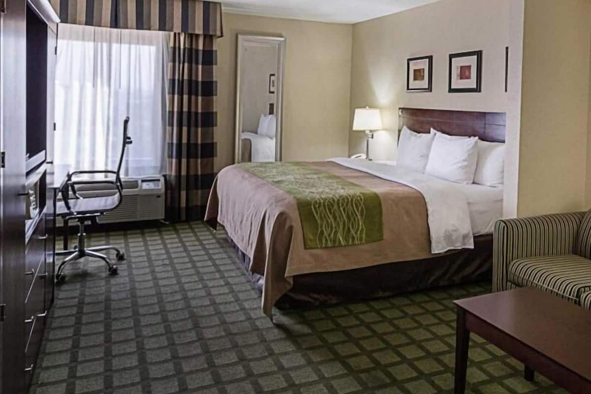 Desk, laptop workspace, iron/ironing board, free WiFi