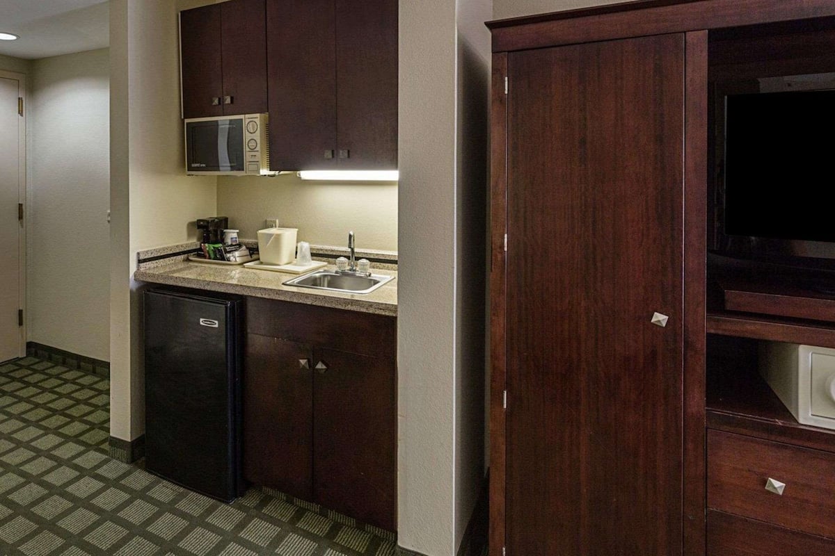 Suite, 1 kingsize bed, niet-roken | 1 slaapkamer, een bureau, een laptopwerkplek