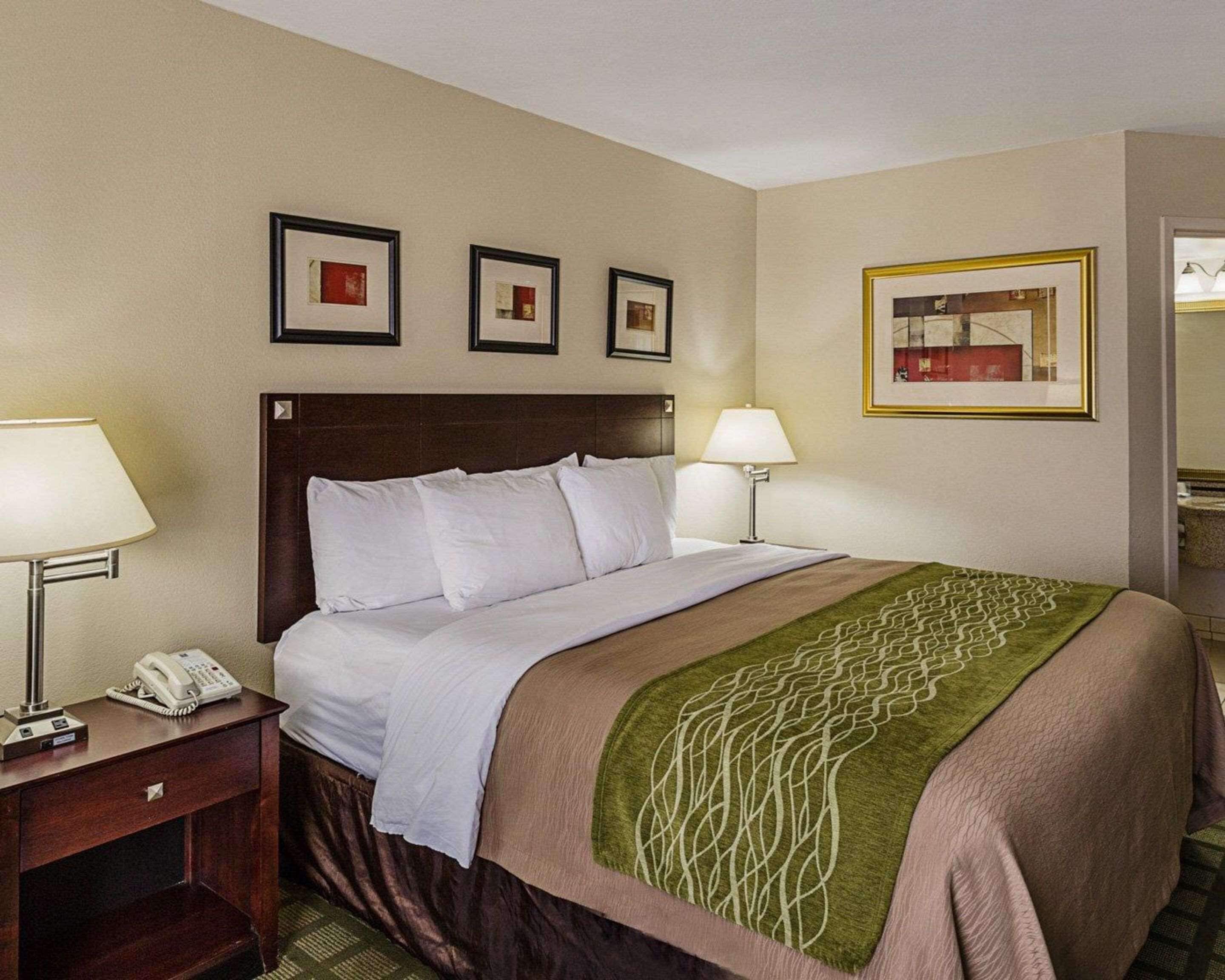 Desk, laptop workspace, iron/ironing board, free WiFi