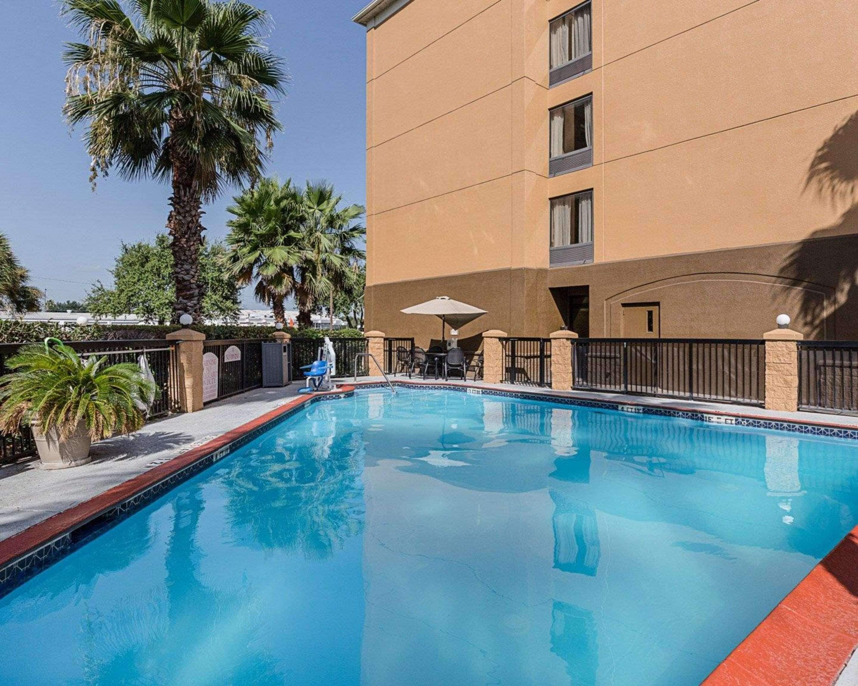 室外游泳池，07:00 至 23:00 开放，池畔遮阳伞，日光浴躺椅