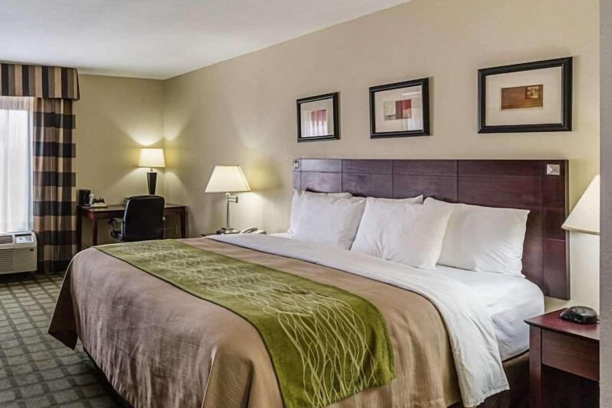 Desk, laptop workspace, iron/ironing board, free WiFi