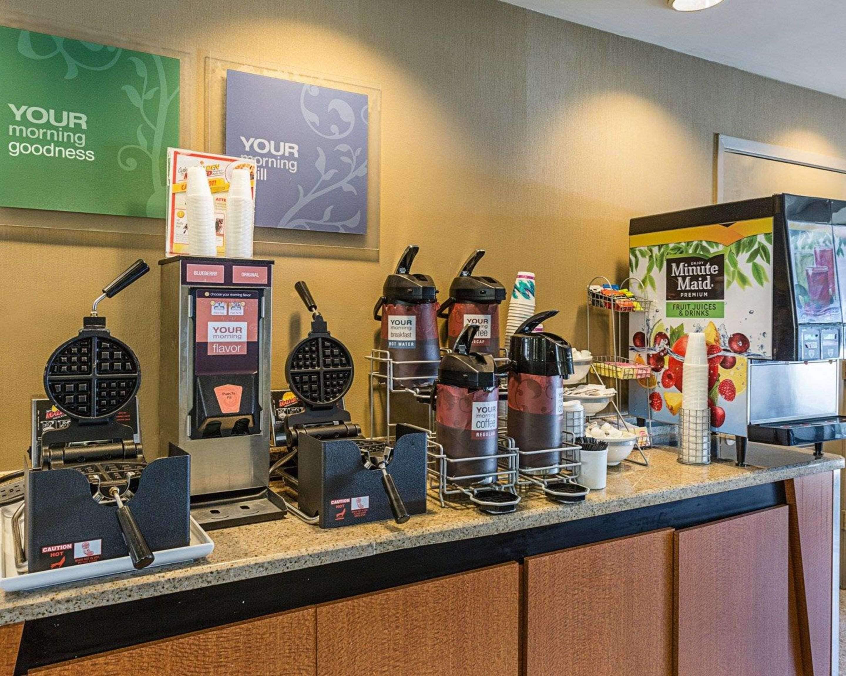 Un espace dédié au petit-déjeuner, équipé d’appareils à gaufres, de machines à café et d’un distributeur de jus de fruits.