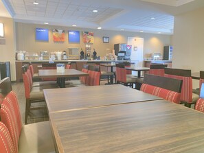 بوفيه فطور مجانًا يوميًا