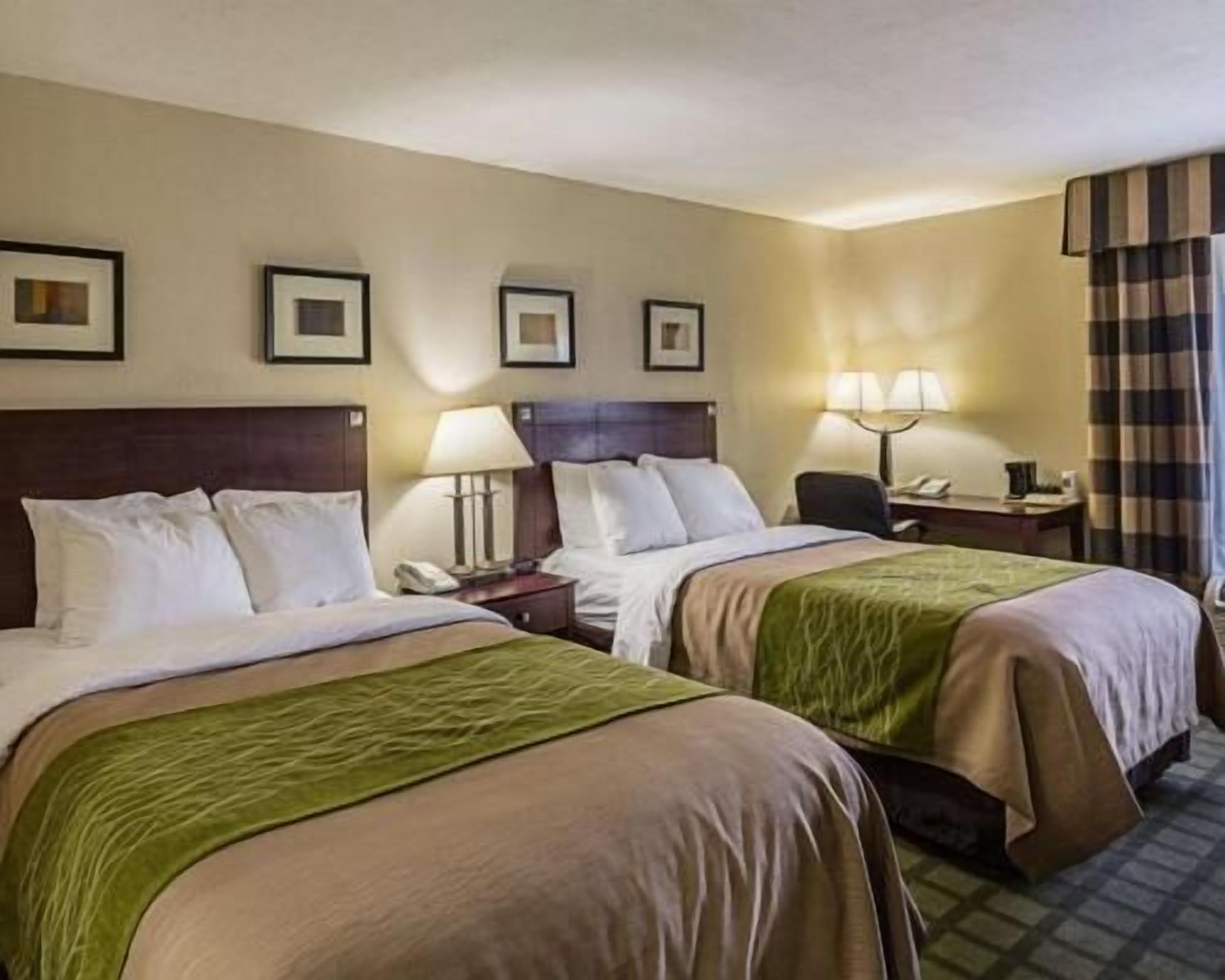 Een bureau, een laptopwerkplek, een strijkplank/strijkijzer, gratis wifi