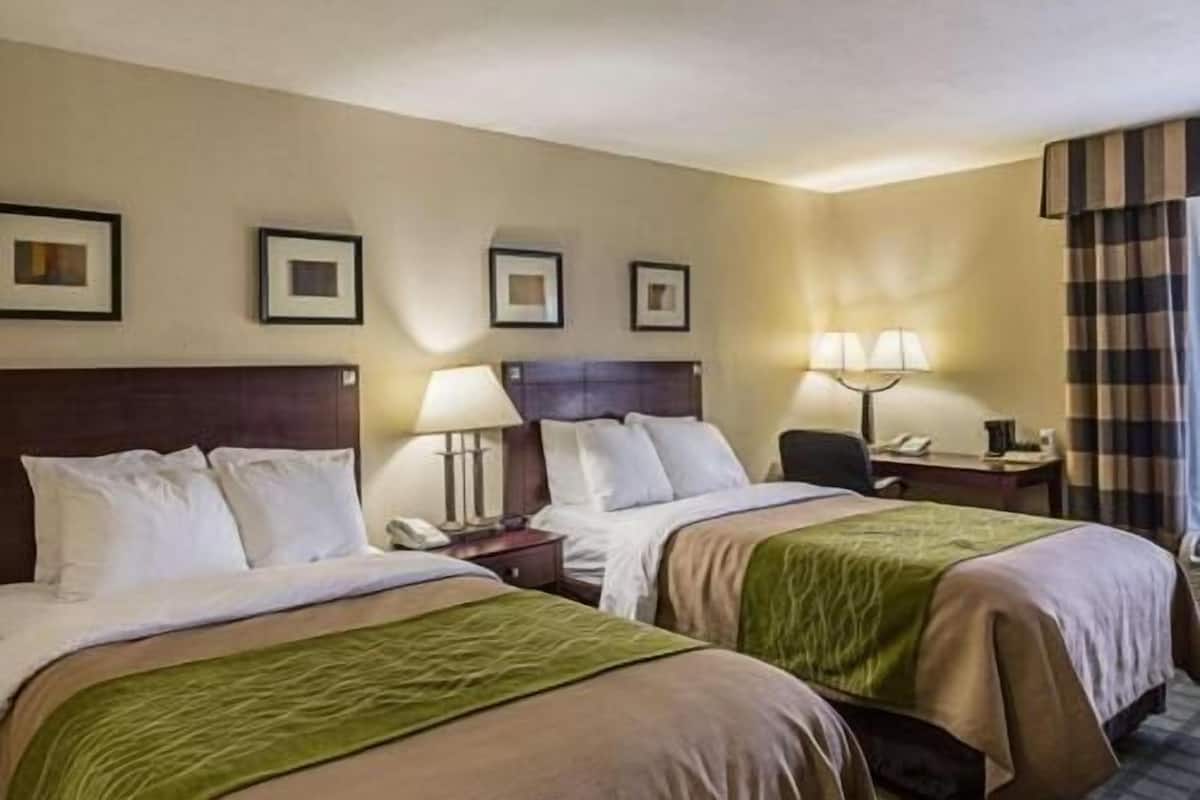 Desk, laptop workspace, iron/ironing board, free WiFi