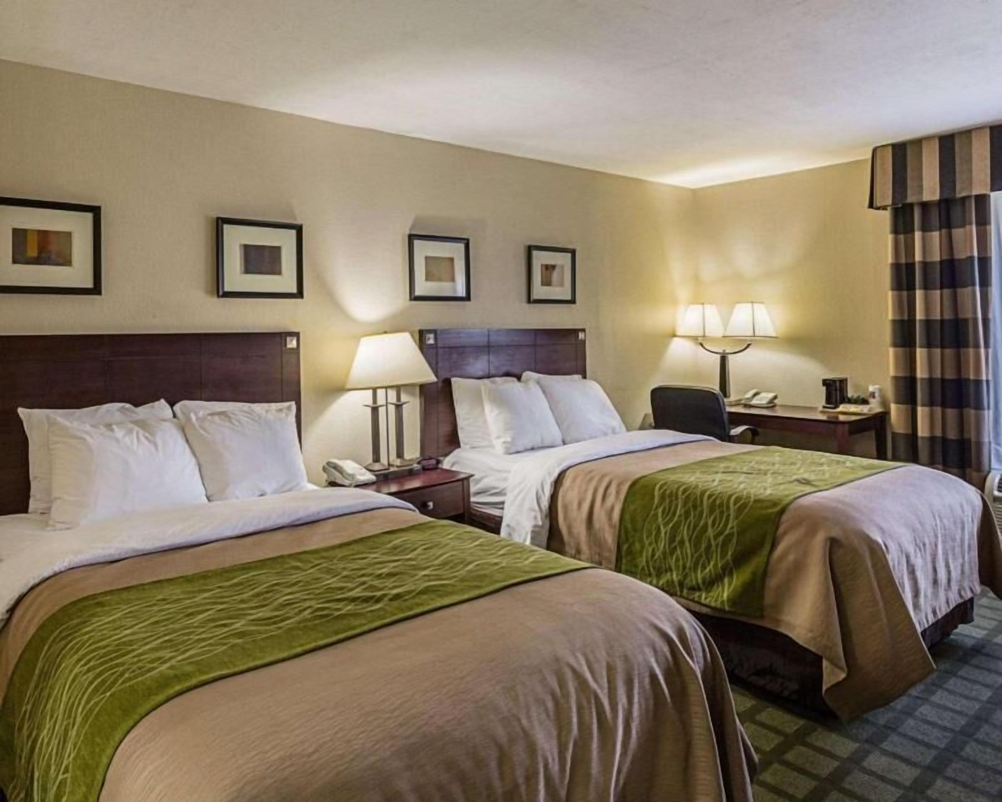 Een bureau, een laptopwerkplek, een strijkplank/strijkijzer, gratis wifi