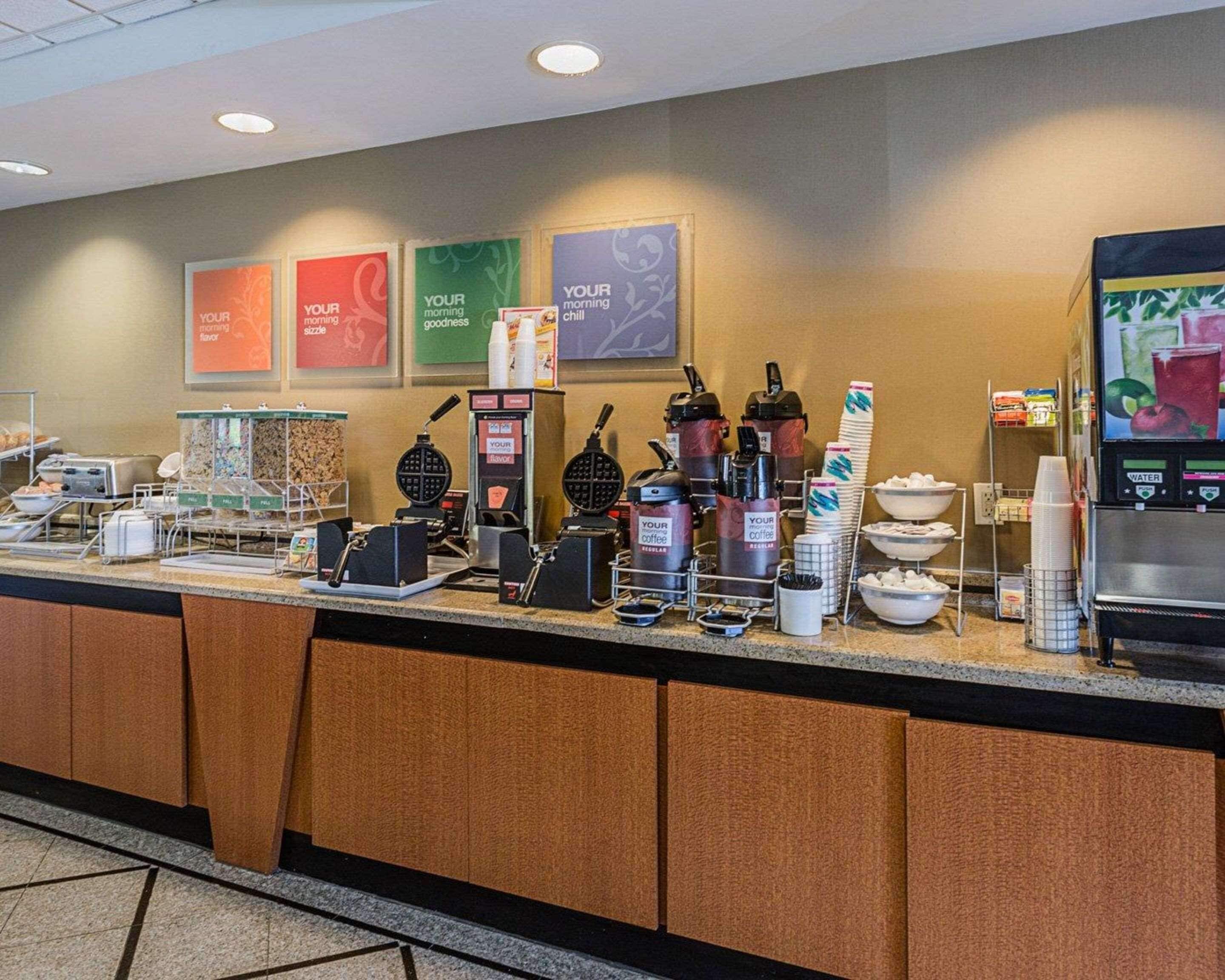 En selvbetjeningsrestaurant med mulighed for at lave vafler, kaffemaskiner og en vandkøler.