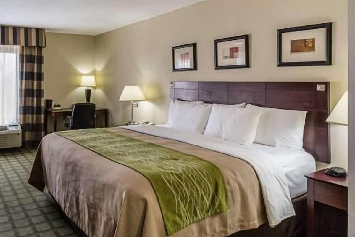 Desk, laptop workspace, iron/ironing board, free WiFi