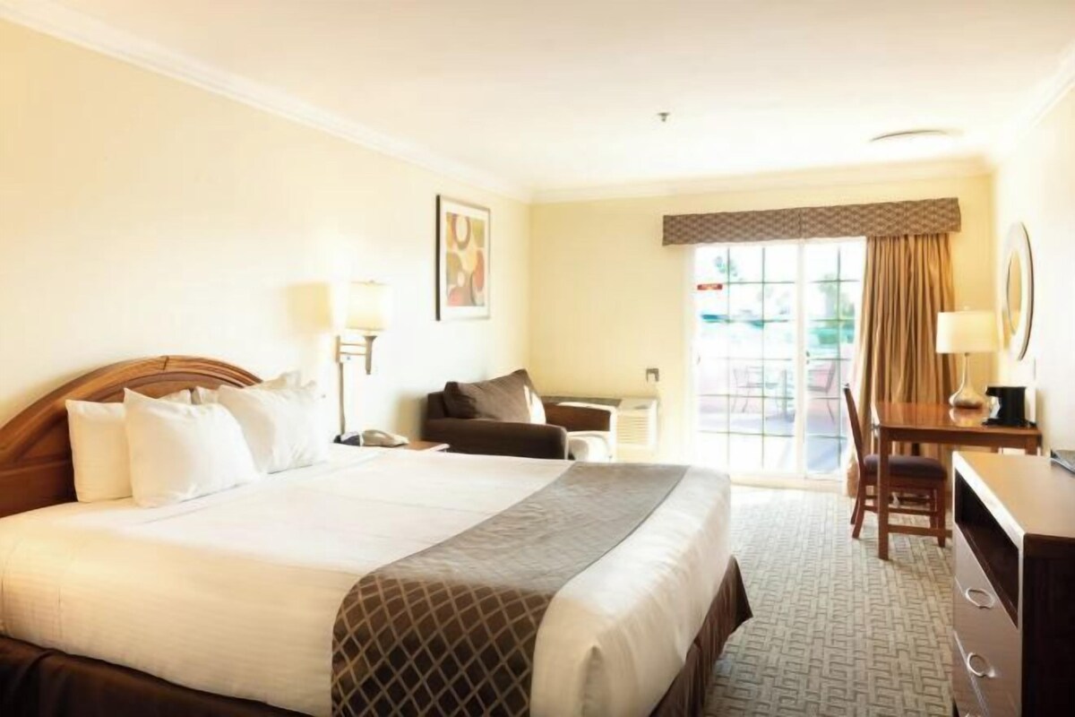 Desk, free WiFi, alarm clocks, bed sheets