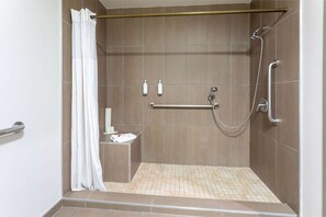 Accessible bathroom - Days Inn by Wyndham Santa Monica (Santa Monica)