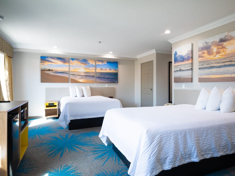 Deluxe-Zimmer, 2 Queen-Betten, Nichtraucher | Schreibtisch, kostenloses WLAN, Bettwäsche, Wecker