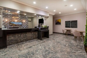 Lobby - Days Inn by Wyndham Santa Monica (Santa Monica)