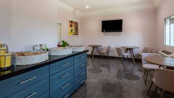 Free daily continental breakfast